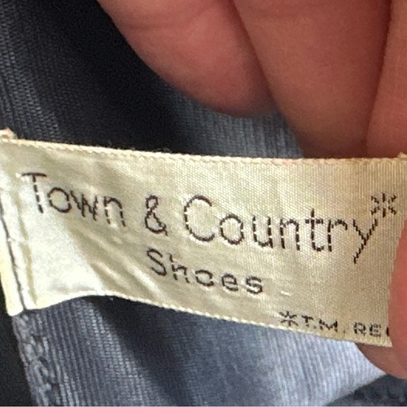 Town and Country Shoes, Vintage Red Pleather Pill Box Purse - Picture 3 of 15